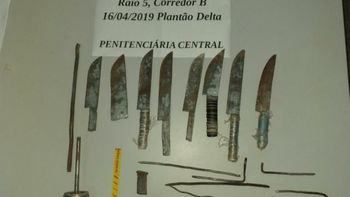 Agentes descobrem celulares e armas artesanais escondidos em celas da PCE 