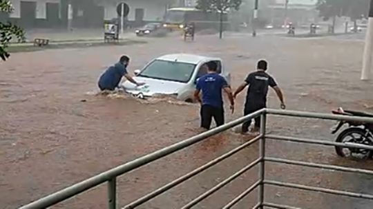 Em menos de 1h chuva alaga Avenidas e arrasta carros em Rondonópolis