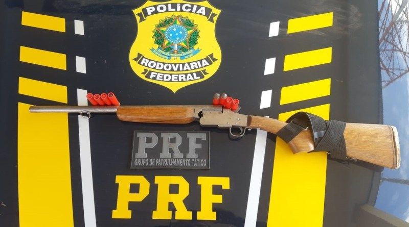 Tio e sobrinho são flagrados com espingarda em ônibus