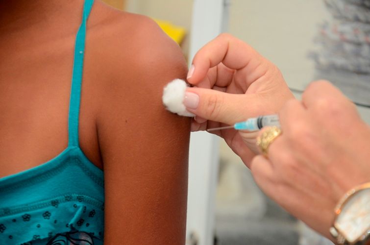Enfermeira esclarece dúvidas sobre a doença e orienta população sobre vacinação em Rondonópolis 