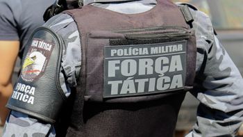 Assaltantes são interceptados pela Força Tática, reagem e um morre baleado 