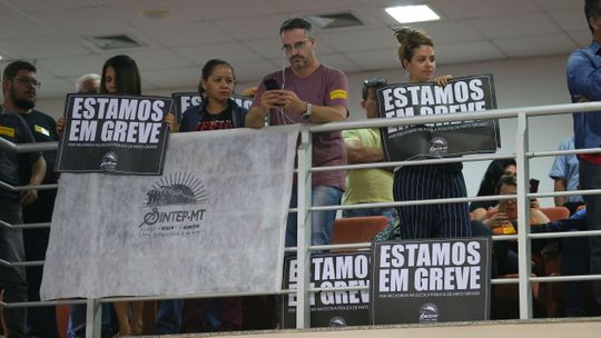 Professores ocupam galeria da ALMT e realizam protestos
