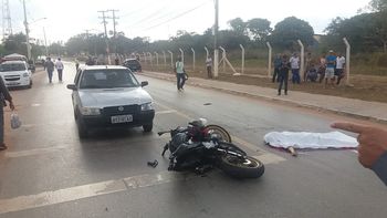 Motociclista morre ao bater em carro a caminho do trabalho em Cuiabá 