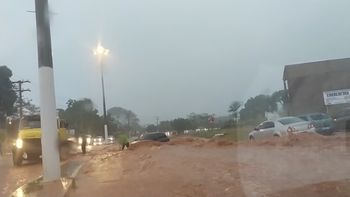 [Vídeo] Motorista quase é levado por enxurrada durante chuva forte em Rondonópolis