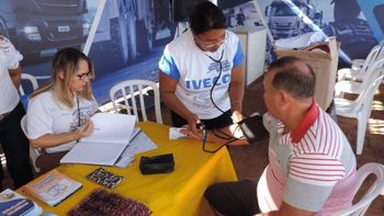 Caminhoneiros recebem orientações e têm acesso a serviços de saúde gratuitos
