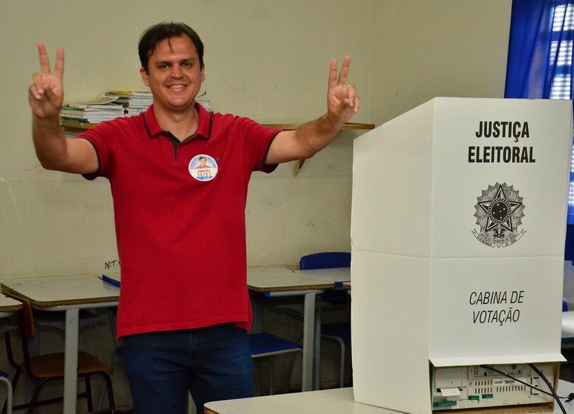 Thiago Silva vota e fala em renovação na Assembleia