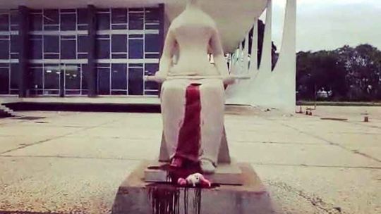 Estátua da Justiça sofre ataque após decisão do STF sobre aborto
