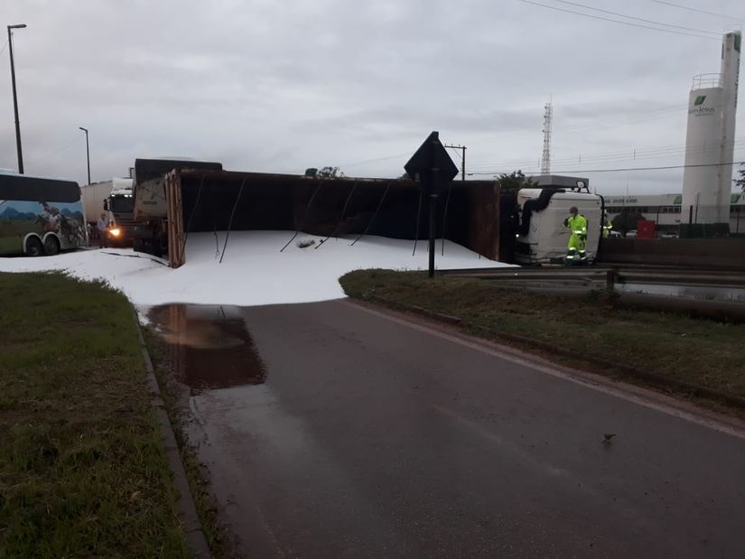 Carreta que transportava ureia tomba no perímetro urbano de Rondonópolis 