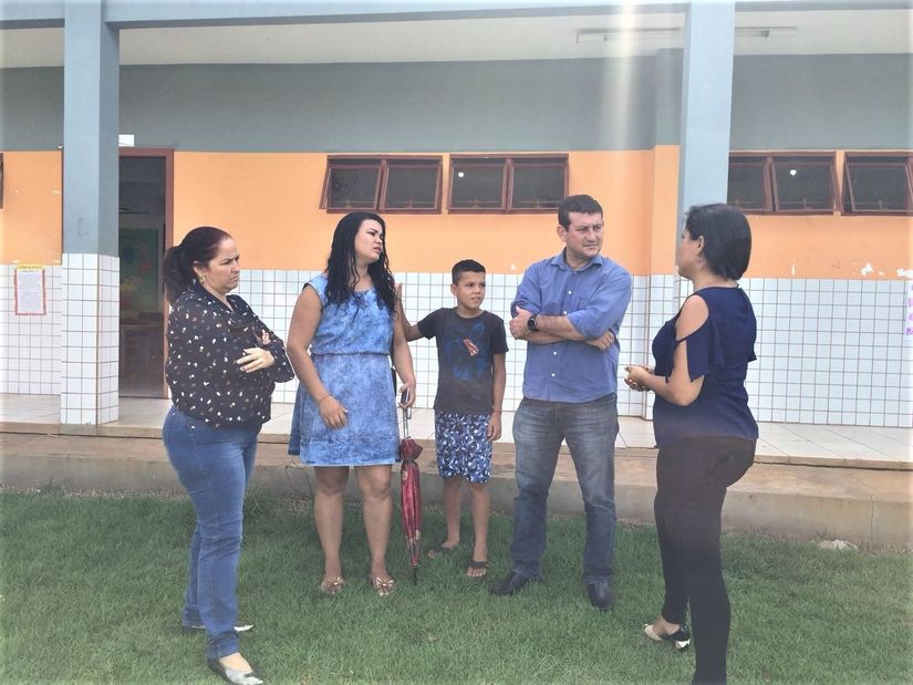 A convite dos pais, vereador vai até escola para ouvir demandas