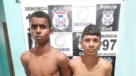 Indivíduos capotam com carro roubado e são presos em flagrante