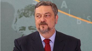 Em carta, Palocci diz que PT viu Lula “sucumbir ao pior da política”