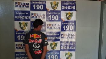 Homem é preso após espancar mulher com capacete e colocar ela e filhos para fora de casa 