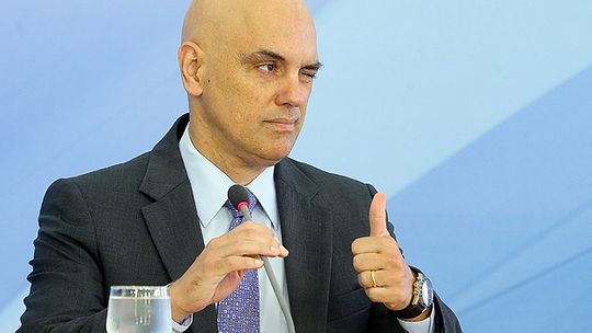 Ao não admitirem críticas, partidos agem contra democracia, diz Moraes