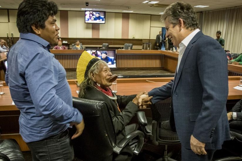 Governador recebe Cacique Raoni e afirma que momento é de respeitar a cultura