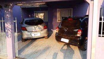 Homem é preso ao ser flagrado com dois veículos roubados na garagem de casa 