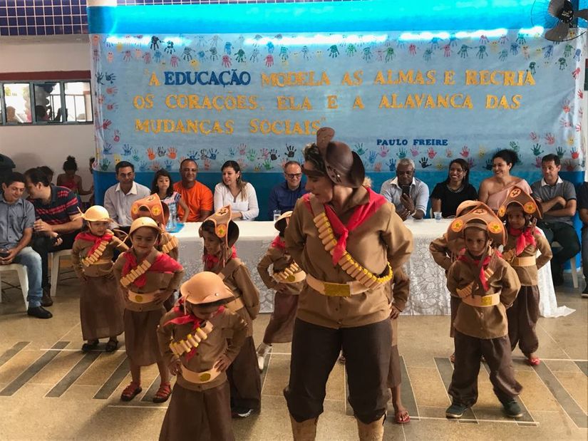 Apresentações culturais marcam entrega de uniformes para rede municipal de ensino
