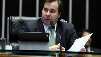 Sem se declarar candidato à reeleição, Maia inicia campanha informal