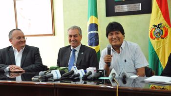 Taques retorna à Bolívia com representante de companhia aérea
