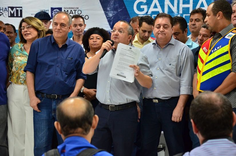 Inauguração oficial tem Taques, Pátio outras autoridades no palanque