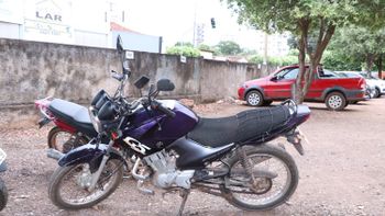 Motocicleta usada em dois roubos na madrugada é localizada