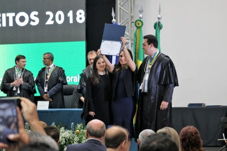 Em discurso, Janaina defende harmonia entre Poderes e diz que Taques faz birra ao não enviar Fethab 