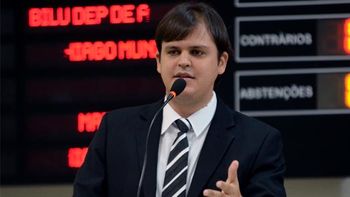 Presidente interrompe sessão e puxa a orelha de colegas