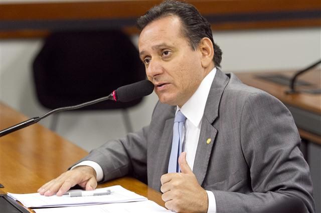 Aprovado projeto de Nilson Leitão que prevê anistia de multas para quem dirigiu com farol desligado 