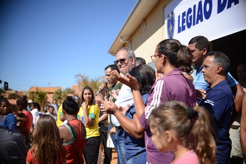 Parceria entre Prefeitura e LBV entrega cestas básicas a famílias do Alfredo de Castro