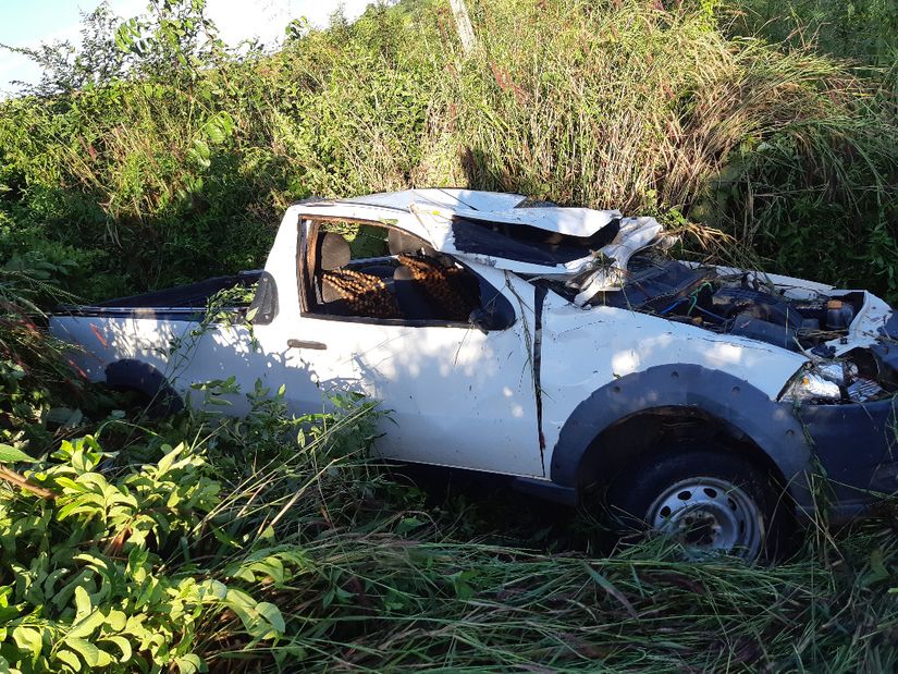 Motorista perde controle da direção capota picape e morre na BR-070