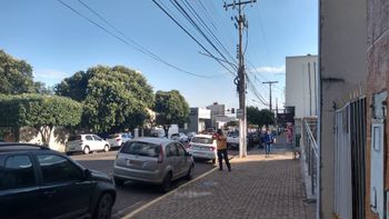 Guardas de trânsito estão autuando motoristas que "roubam" vaga de ônibus no centro de Rondonópolis