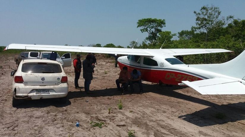 Bolivianos são flagrados em avião carregado com 480 kg de cocaína