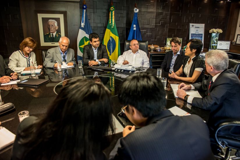 Governador avança em negociação com chineses para construção de ferrovia em MT