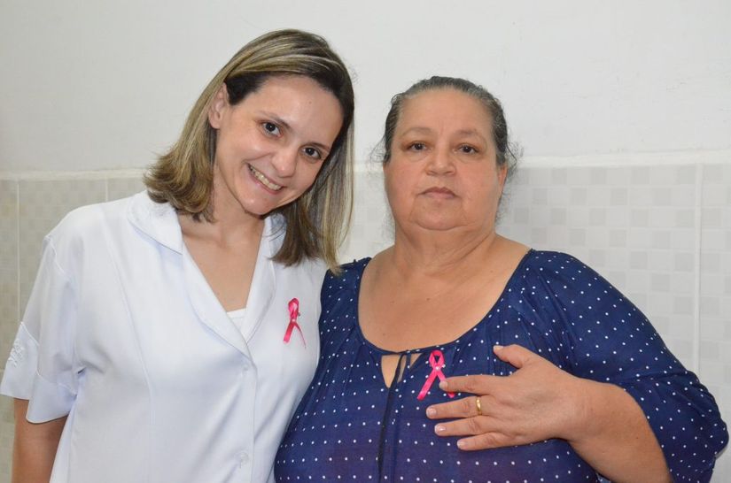 HR realiza ações de conscientização e prevenção do câncer de mama com pacientes e funcionários