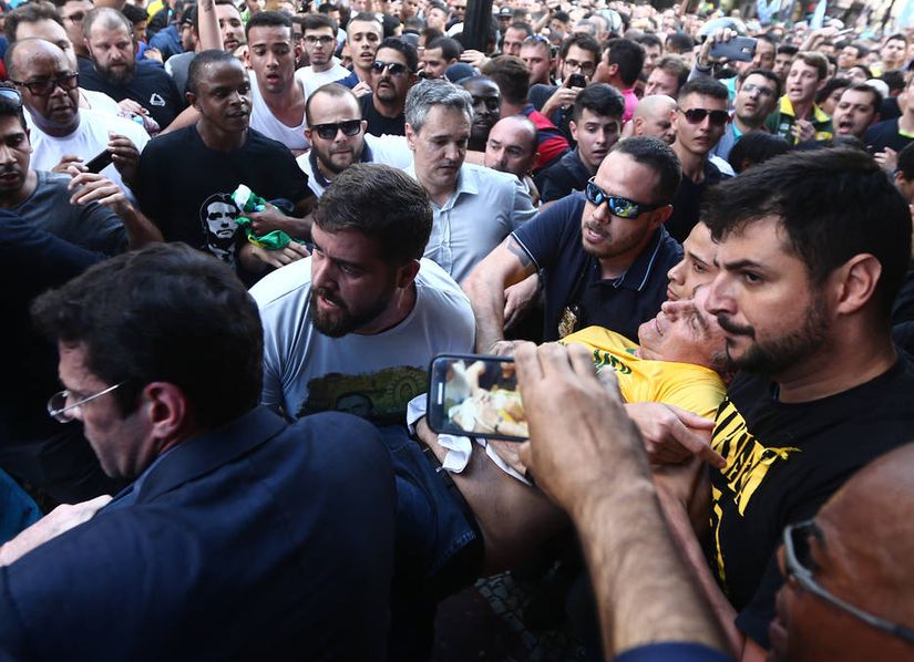 Bolsonaro é esfaqueado durante ato em MG