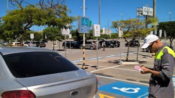 Carro parado de forma irregular em vaga de pessoa com deficiência pode ser apreendido