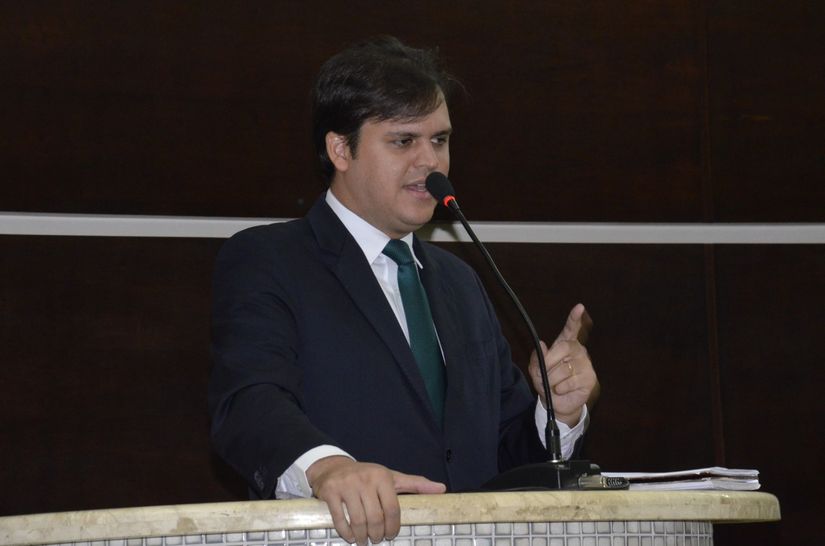 Silva propõe contratação de adolescentes por empresas vencedoras de licitação
