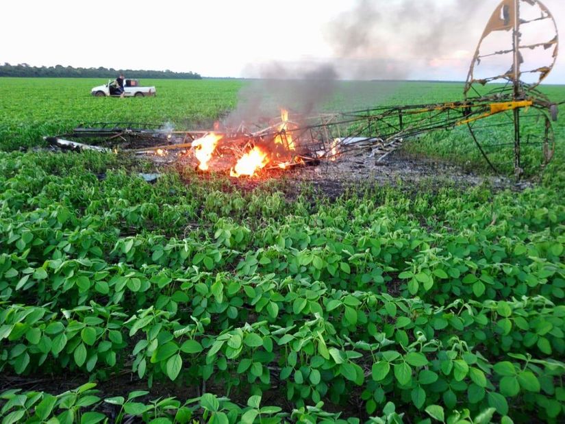 Avião cai em plantação de soja e duas pessoas morrem carbonizadas