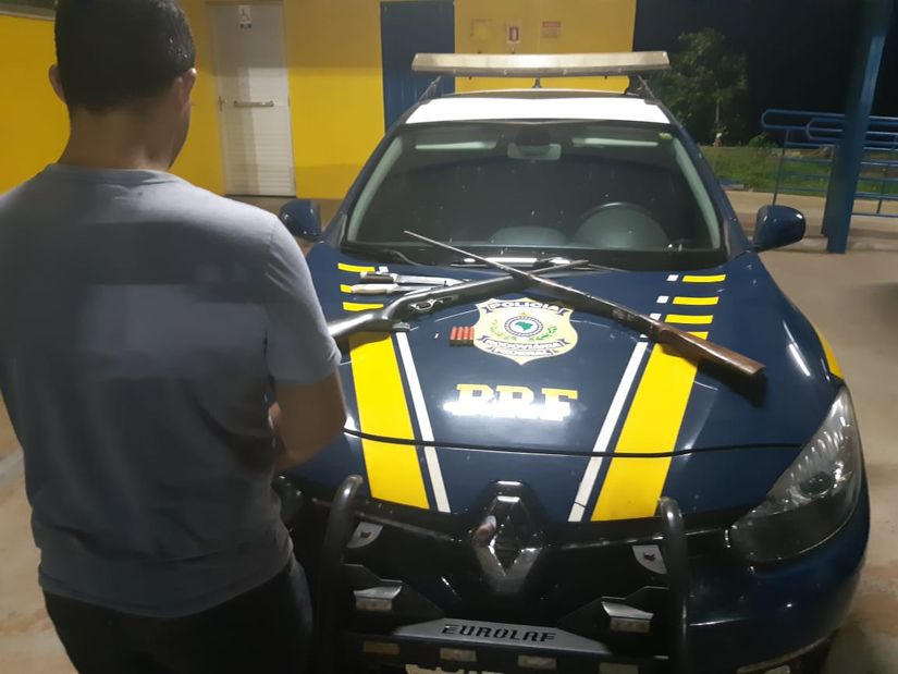Motorista é preso pela PRF com 2 espingardas
