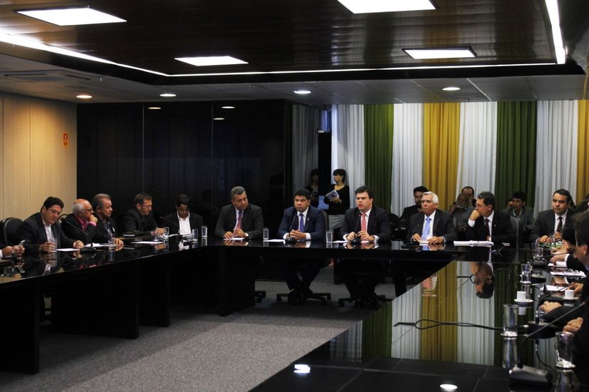 Ministro de Minas e Energia garante universalização de energia elétrica em Mato Grosso até 2019