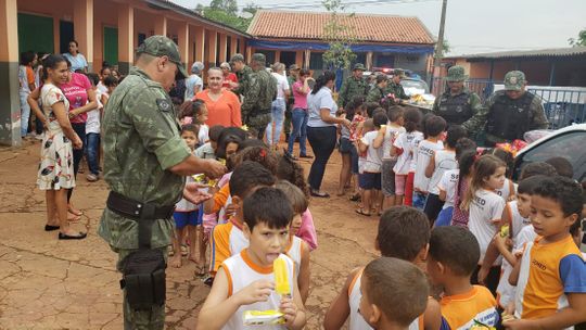 Polícia Ambiental e parceiros entregam brinquedos para crianças de escola em Rondonópolis 