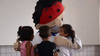 Equipe da Educação Ambiental e mascote do Sanear visitam escolas do município 