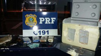 Dois passageiros são flagrados pela PRF com cocaína em ônibus