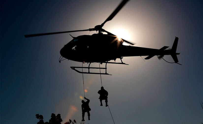 Ciopaer realiza aula prática de rapel em helicóptero para tripulantes 
