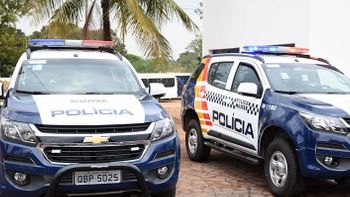 Bebê de um ano que se afogou na piscina de casa é salvo por policiais militares