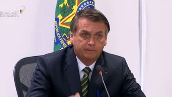 Bolsonaro diz que Macron terá de retirar 'insultos' antes de o Brasil aceitar dinheiro para Amazônia