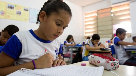 Governo entrega 800 mil uniformes para estudantes do Estado