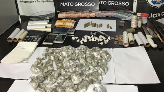 DRE prende três irmãs e dois homens por envolvimento com o tráfico de drogas 