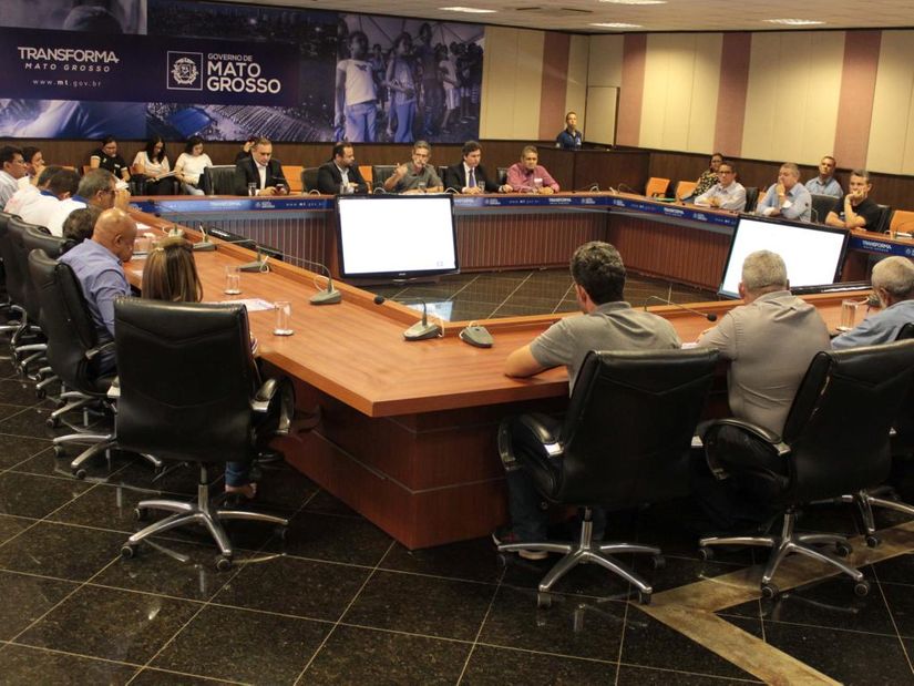 Governo apresenta PEC do teto de gastos ao Fórum Sindical