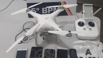 Dupla é presa com drone carregando celulares que seriam lançados na Mata Grande 
