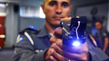 Criminoso é flagrando furtando loja e é impedido de fugir com disparo de arma de choque